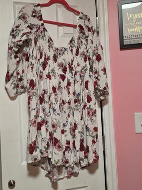 Women’s White Floral Smocked V-Neck Top